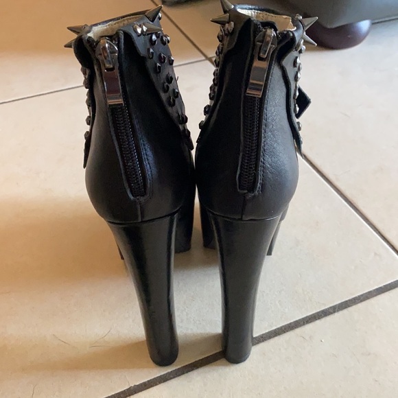 New condition! Size 6 N.Y.L.A. Booties - Carrey - Picture 5 of 11
